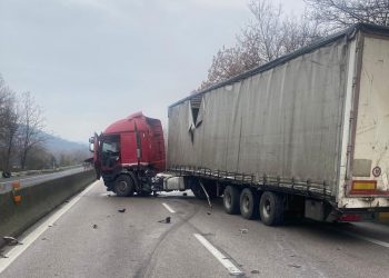 Terni: tir sbanda e finisce di traverso in E45. Ferito il conducente
