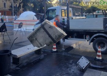 Terni: panchina spaccata in piazza Tacito. Accertamenti in corso