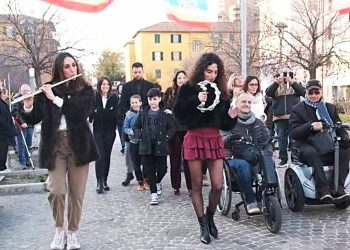 Terni: è partita da piazza della Pace la ‘poltrona in prima fila’. Spettacolo inclusivo fra arte e solidarietà