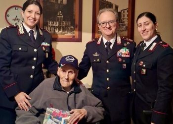 Carabinieri Perugia in visita al collega di 93 anni. «Il tempo passa. L’Arma no»