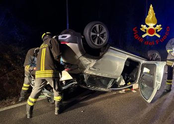 Piediluco: auto si ribalta dopo l’impatto con un albero. Soccorso il conducente