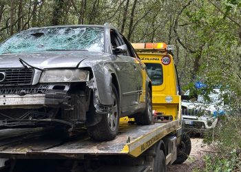 Amelia: auto abbandonata nel bosco e i ‘sospetti’. Scattano rimozione e bonifica