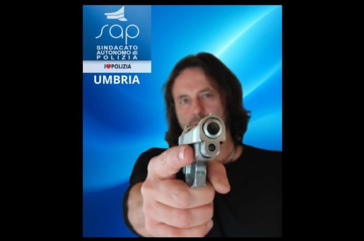 Il segretario Nannini punta una pistola a salve (Foto Sap)