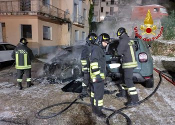 Paura e danni nella notte a Gualdo Tadino: in fiamme tre auto. Danni per una quarta