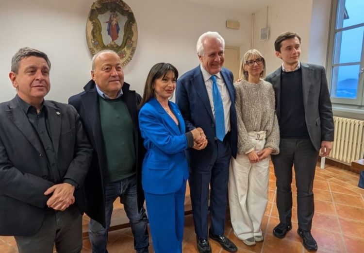 La stretta di mano Proietti-Giani