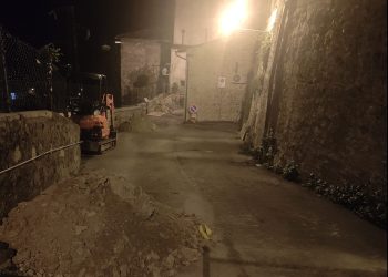 A Papigno i residenti protestano per la strada chiusa: «Anziani e disabili isolati»