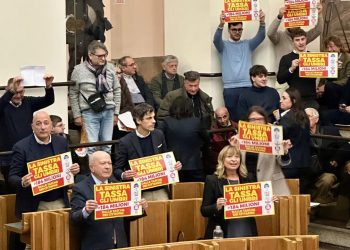 Fisco e borse di studio: ‘scintille’ in aula. Il consiglio regionale boccia le mozioni delle opposizioni. Scontro totale