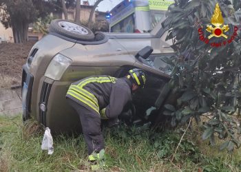 Collescipoli: esce di strada con l’auto e si cappotta