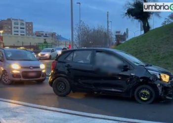 Terni: con manovre pericolose auto crea disagi al traffico in via Giandimartalo di Vitalone