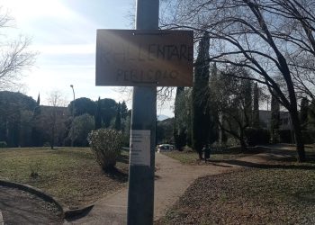 Terni: «Auto a tutta velocità in via Pratesi». E un residente mette un cartello di pericolo