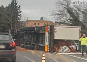 Ponte San Giovanni: autoarticolato si ribalta sulla rampa per il raccordo. Disagi