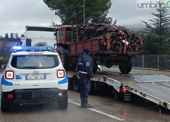 Amelia: senza targa e fanali. Scatta il fermo per un autocarro carico di legna
