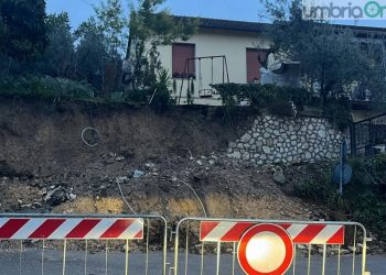 Terni: frana a ridosso di un’abitazione. Cambia la viabilità fra strada Santa Giusta e via Monte Vettore