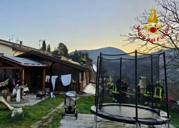 Paura a Sellano: fiamme all’alba in una casa in legno dove dormono mamma e due figlie