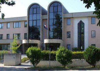 Paura alle scuole medie di Gualdo Tadino: la prof vede l’alunna soffocare e le salva la vita