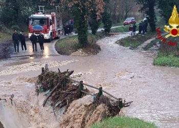 Stroncone: la ‘piena’ blocca decine di persone al campo di calcio. Salvate con corde ed elicottero
