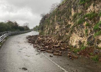 Calvi, cede muretto privato: frana lungo la Sp18