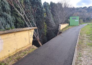 Terni, viale Brin: ‘frana’ a lato della ciclabile