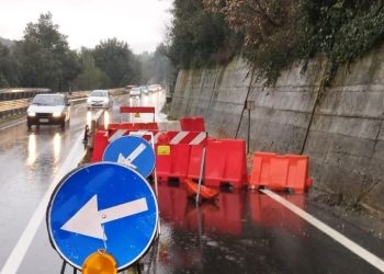 Narni: rocce e detriti giù dal costone. Cambia la viabilità lungo la Sr3 Ter
