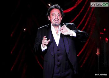 Brignano fa il pieno al PalaTerni e punge: «I comici qui? A parte Bandecchi…»