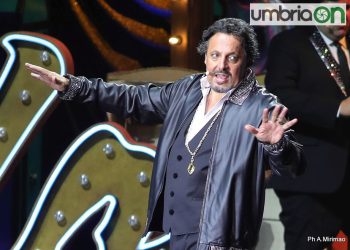 Brignano fa il pieno al PalaTerni e punge: «I comici qui? A parte Bandecchi…»