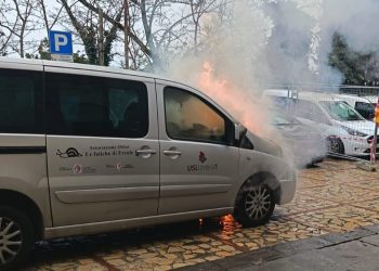Todi: furgone della Usl distrutto da un incendio