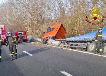 Trasimeno: tir finisce fuori strada lungo la Perugia-Bettolle