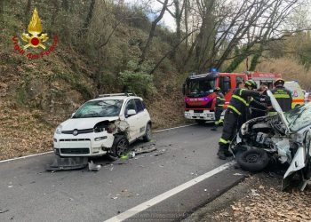 Frontale tra due auto a Ponte D’Oddi: tre persone in ospedale
