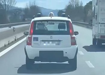 «Pronto, comando? No, mamma». L’agente presidia il traffico col cellulare all’orecchio