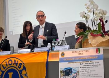 Terni: il pullman azzurro della polizia al ‘Tacito-Metelli’. Studenti a lezione di sicurezza stradale