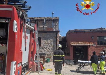 Crolla solaio di un agriturismo: coinvolta una persona