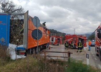 Spoleto: prende fuoco tir carico di rifiuti. Scatta l’intervento sulla Flaminia