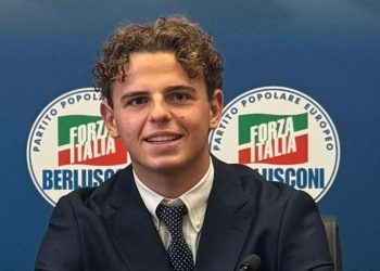 Non solo auto. Fiamme anche contro un bar di via Fratini. Adesso è caccia al piromane