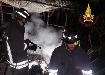 A fuoco legnaia nella notte, salva la vicina abitazione