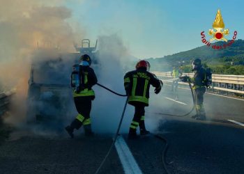 A1, Orvieto: furgone in fiamme, disagi per il traffico. Illesi gli occupanti