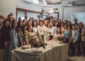 La famiglia ‘globale’ di Meditrial festeggia la fondatrice Monica Tocchi guardando al futuro