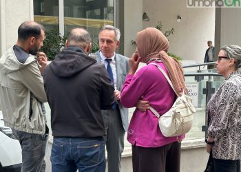Aggredita a martellate: il marito sceglie il silenzio. L’avvocato della donna: «Perché il braccialetto non ha funzionato?»