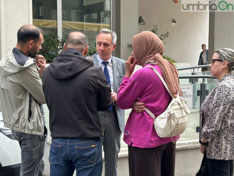 L'avvocato Viali con i familiari della donna