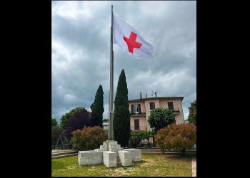 Avigliano Umbro: la bandiera della Croce Rossa sventola in piazza per la Giornata mondiale dedicata