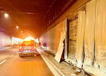 Rato: incidente in galleria. Pannelli divelti e rallentamenti