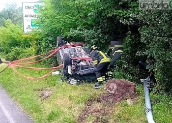 Terni: donna abbatte palo e si ribalta con l’auto a Cervara. Soccorsa