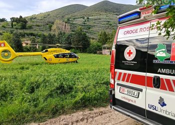 Foligno: centauro 26enne va a sbattere davanti ai genitori. Elitrasportato a Perugia