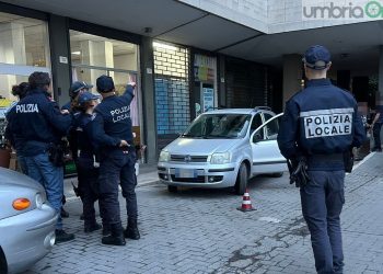Terni, via Curio Dentato: litiga ed estrae la pistola. Disarmato, bloccato e denunciato