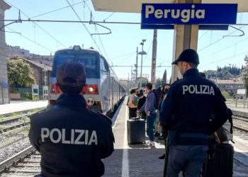 Aggredisce donna e ferisce poliziotto: arrestato 29enne alla stazione di Perugia