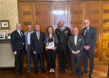 Un defibrillatore automatico esterno per la prefettura di Terni: donazione di Assocavalieri