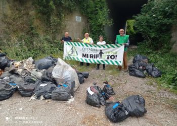 Sotto la E45 c’è di tutto. ‘Mi Rifiuto’ stoppa il viavai della discarica e la ripulisce