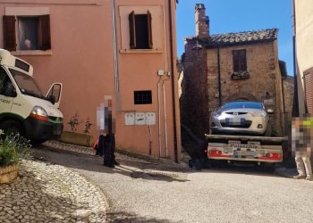 Amelia: ‘sosta selvaggia’ in centro storico. Navetta bloccata. Scatta la rimozione