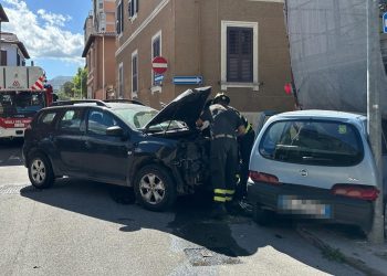 Terni, scontro tra auto: due feriti. Danneggiato un ponteggio