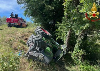 Si ribalta con il trattore, trasportato in elicottero in ospedale