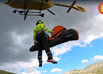 Parapendista precipita a Castelluccio di Norcia: soccorso e trasportato a Terni